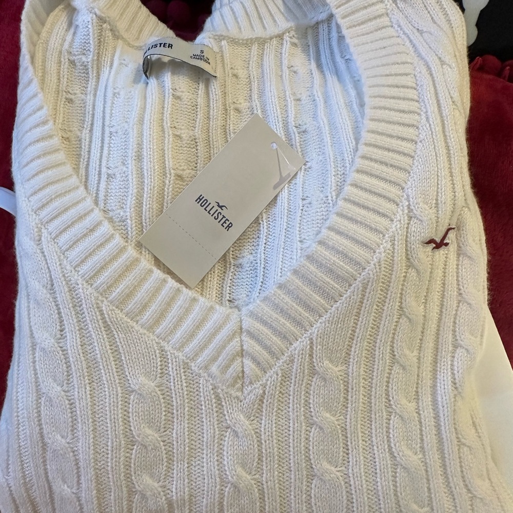 Hollister Women's V-Neck Cable Knit Sweater - Cream